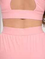 Różowa spódniczka sportowa z małym białym napisem Peach Pump