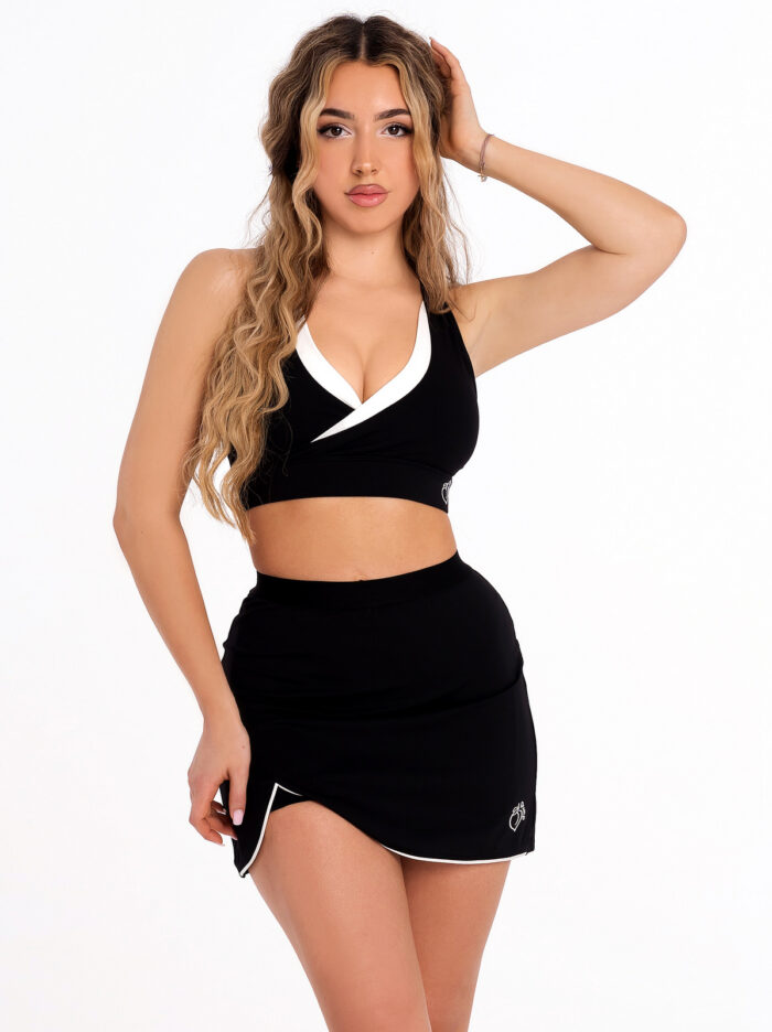 Μαύρη αθλητική φούστα με λευκή μπορντούρα στο τελείωμα και κοντό κολάν με πλαϊνές τσέπες