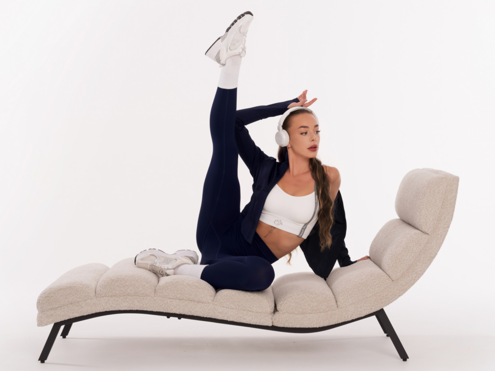 Sportovní bílá podprsenka na šedá ramínka s nápisem Peach Pump