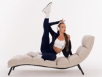 Sportovní bílá podprsenka na šedá ramínka s nápisem Peach Pump