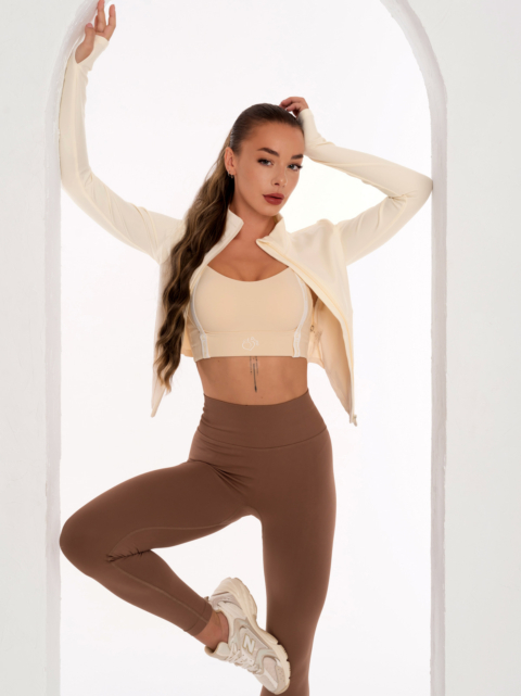 Moderní béžová sportovní podprsenka s nápisem Peach Pump a zvedacími vycpávkami