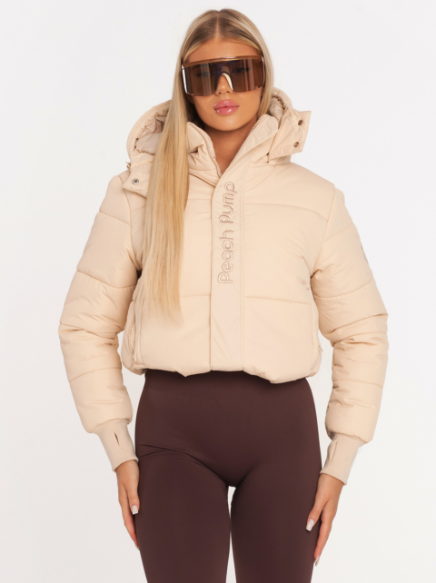 Béžová silná zimní bunda s kapucí a výšivkou Peach Pump vpředu