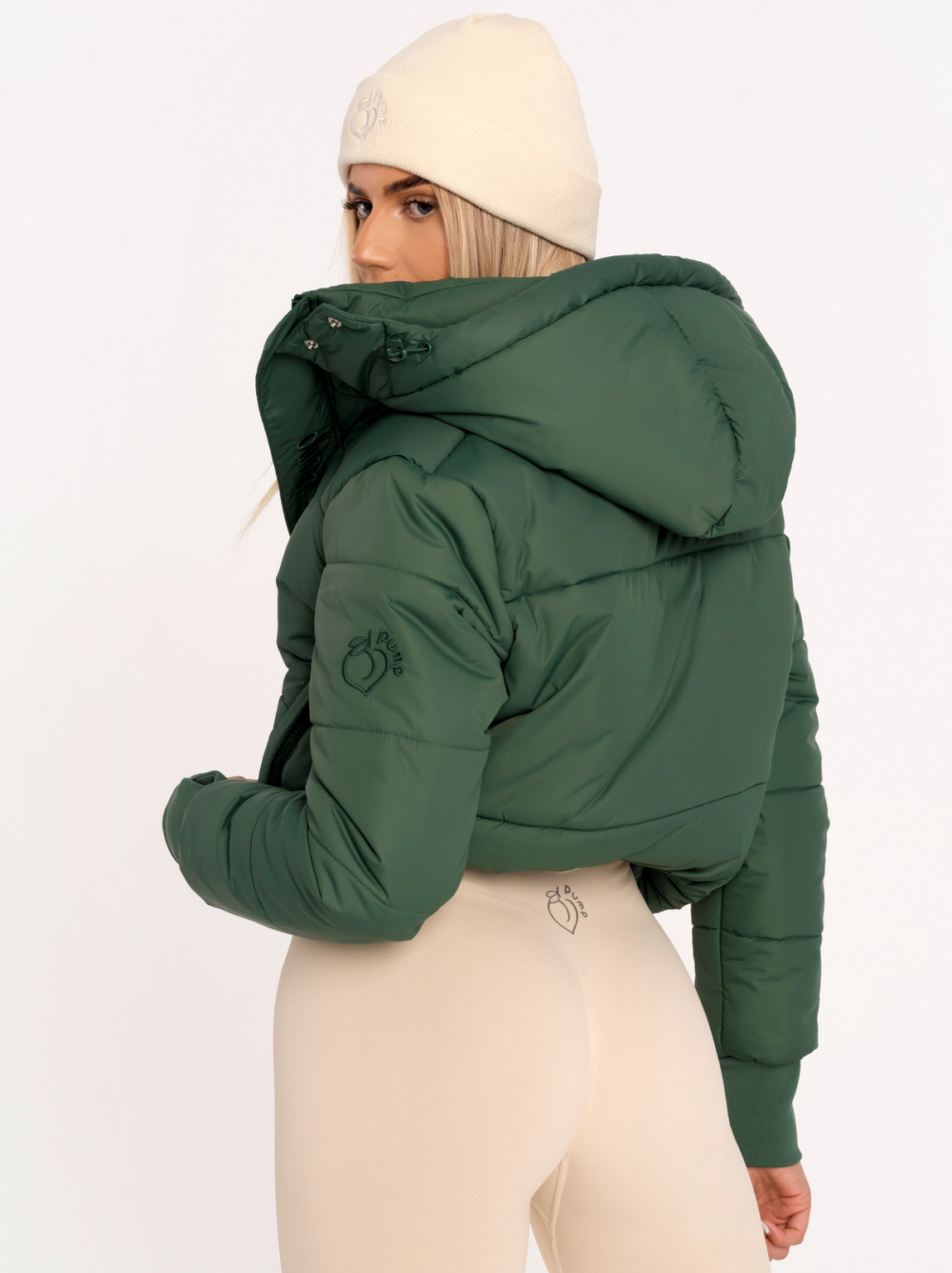 Zelená dámska hrubá bunda s kapucňou a výšivkou Peach Pump na ramene