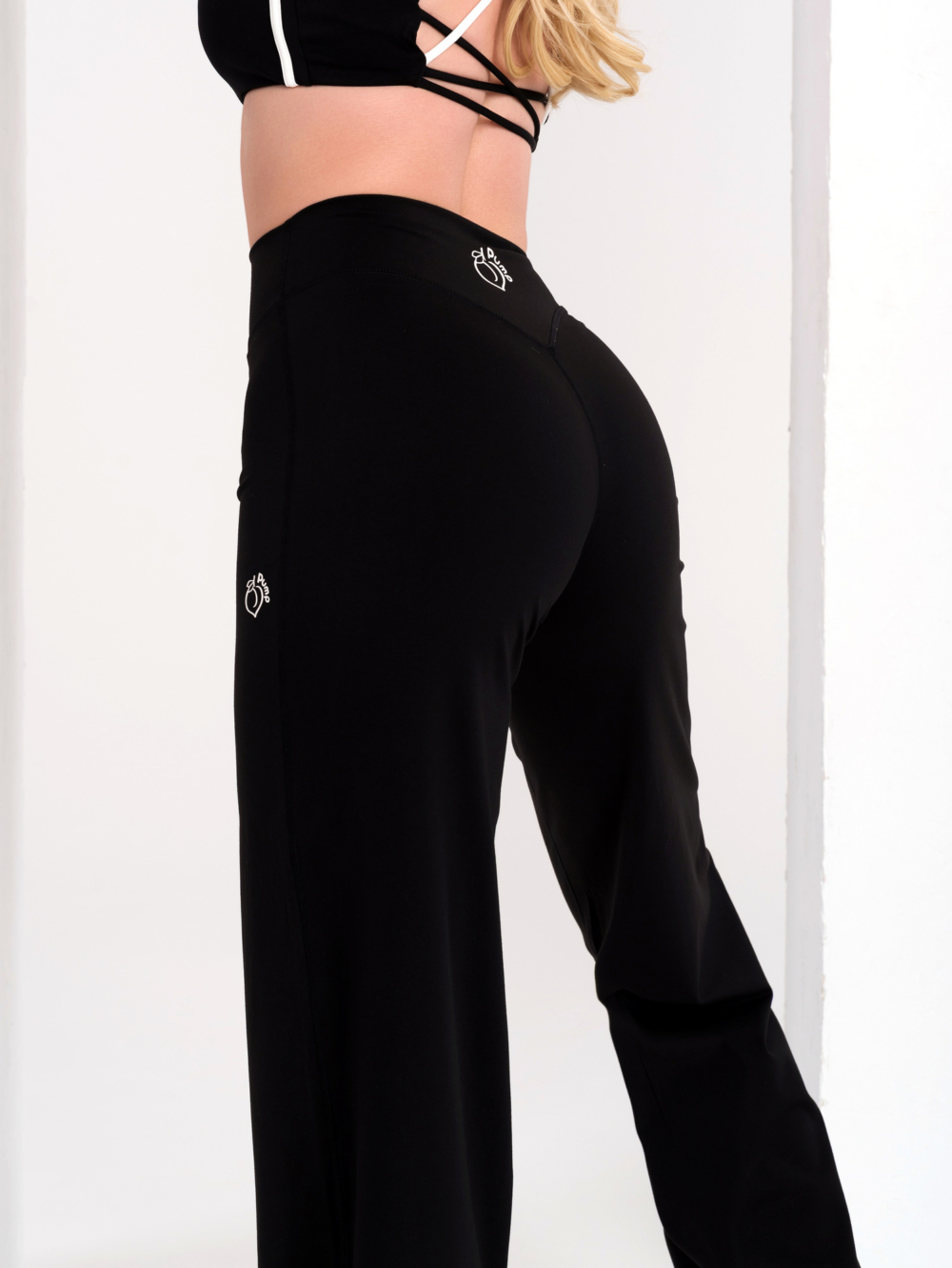 Efektowne legginsy damskie o prostym, szerokim kroju do fitnessu, jogi lub chodzenia