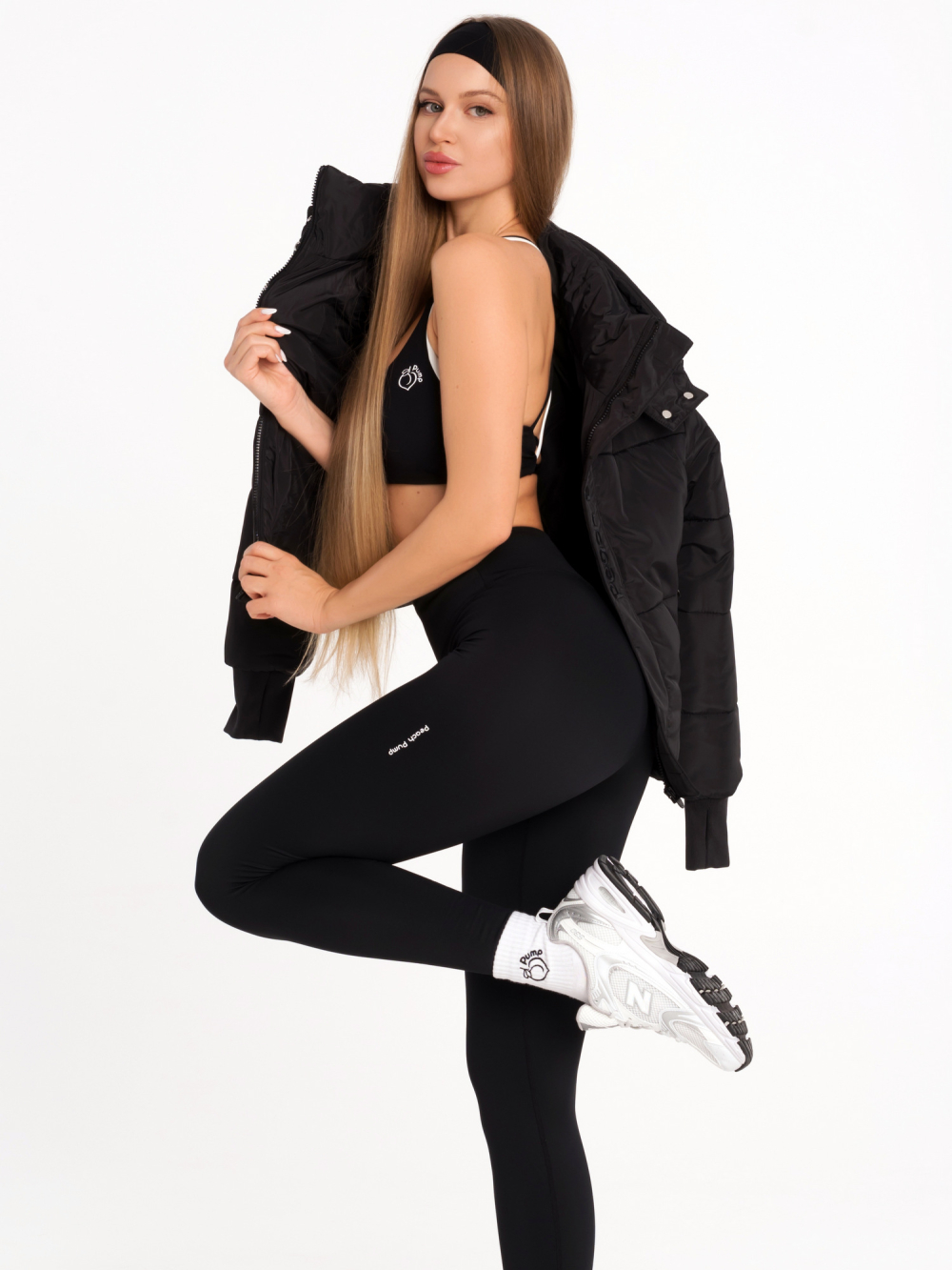 Modern fekete női sportleggings közepes derékrésszel, sűrű szövésű és rugalmas anyagból