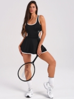 Fekete rövid női sportruha leggingsszel, fehér szegéllyel