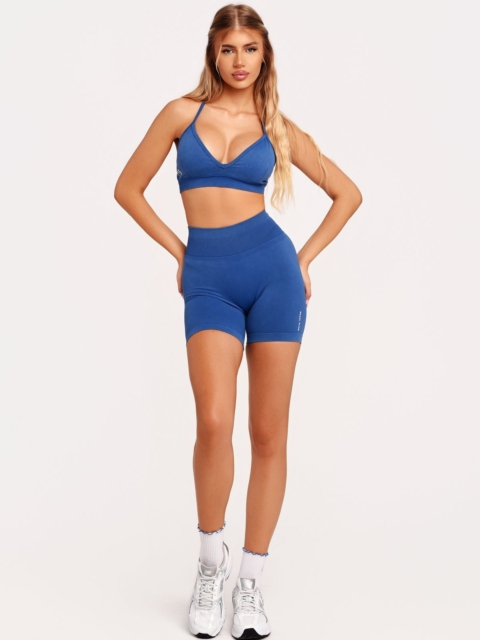 Komplet w kolorze Infinity Blue z biustonoszem w kształcie litery V i krótkimi legginsami o działaniu modelującym i podnoszącym.