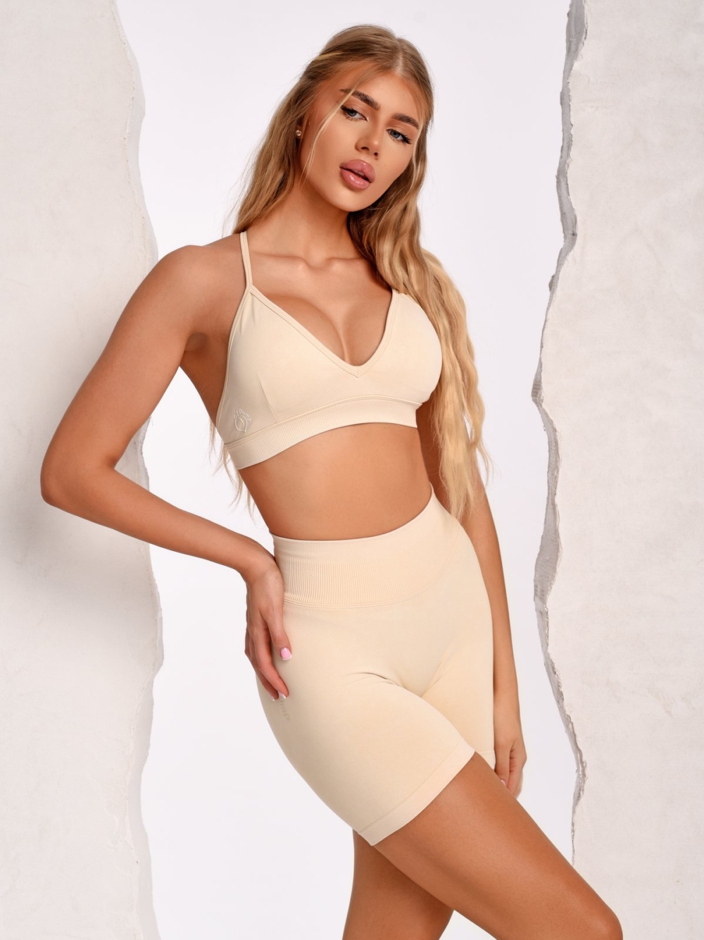 Bézs női szett kivehető betétes sportmelltartóval és Peach Pump rövid leggingssel.