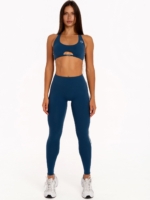 Ciemnoniebieskie sportowe legginsy z dyskretnym napisem „Peach Pump” biegnącym wzdłuż nogawki oraz eleganckim krojem.
