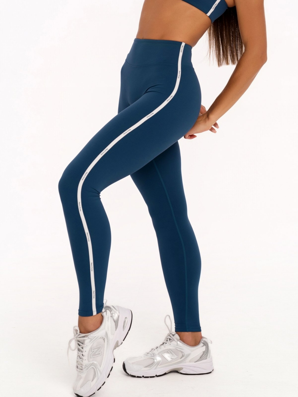 Ciemnoniebieskie legginsy z efektem Invisible Scrunch i krojem, który optycznie wydłuża nogi.