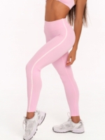 Dlouhé růžové legíny s precizně zpracovanými detaily a kontrastním nápisem Peach Pump.