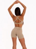 Bustieră bej, potrivită atât pentru fitness, yoga și pilates, cât și pentru ținutele sportive de zi cu zi.