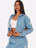 Hellblauer Damen Cropped Hoodie mit femininem Korsett-Schnitt.