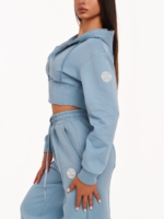 Hellblauer Cropped Hoodie mit großer Kapuze und modernem sportlichem Look.