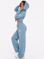Ανοιχτό μπλε αθλητικό παντελόνι Wide Leg, που επιμηκύνει και τονίζει τη σιλουέτα.