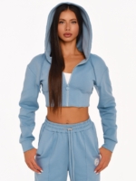 Hellblauer Cropped Hoodie mit Kapuze und femininem Korsett-Design.