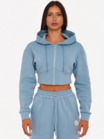 Hellblauer Damen Cropped Hoodie mit figurbetontem Schnitt.