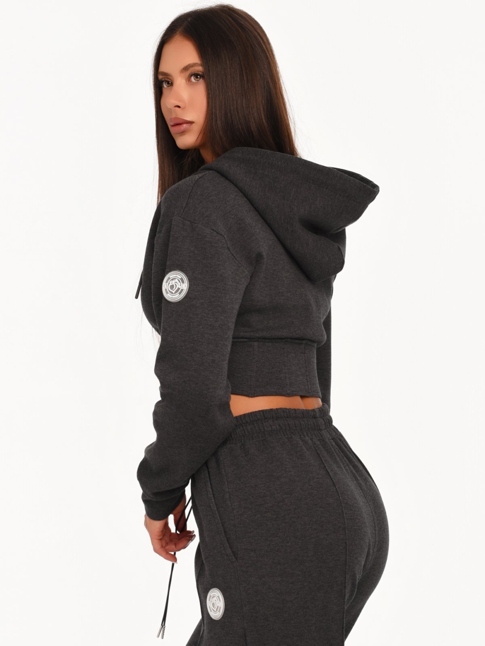 Κοντό, μαύρο φούτερ με κουκούλα, σε χρώμα γραφίτη, με λογότυπο Peach Pump από καουτσούκ στον ώμο.