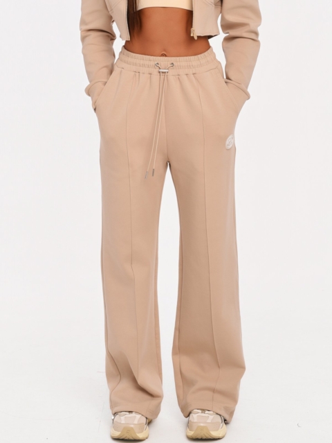 Beige Damen Wide Leg Jogginghose aus weichem Baumwoll-Mix.