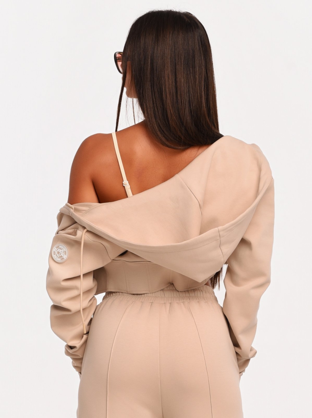 Beiger Cropped Hoodie mit Reißverschluss für einen modernen Alltagslook.