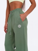 Zelené dámske športové nohavice s moderným strihom Wide Leg.