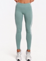 Zelené fitness legíny Peach Pump, ktoré tvarujú postavu s kontrastnými líniami zdôrazňujúcimi krivky tela.