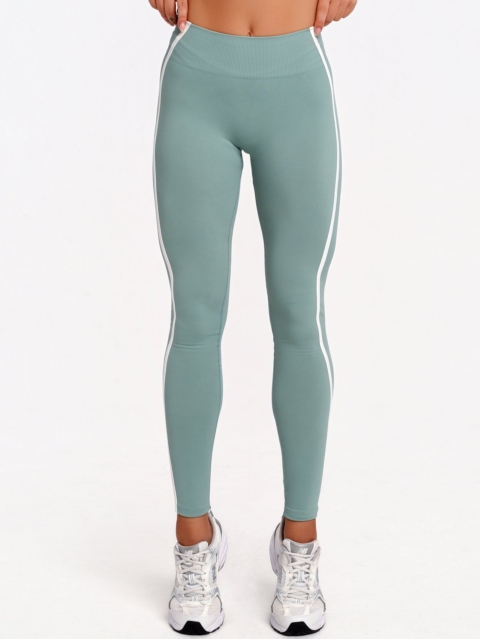 Modelujące sylwetkę zielone legginsy fitness Peach Pump z kontrastowymi liniami podkreślającymi kobiece kształty.