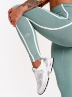 Zelené fitness legíny Peach Pump s technológiou Invisible Scrunch pre krásne tvarovanie bokov.