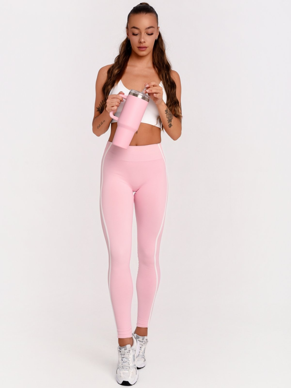 Dámské fitness legíny růžové barvy s těsným střihem a zpevňujícím efektem.