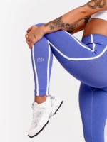 Colanți sport albaștri, fără cusături, care pun în evidență talia, șoldurile și picioarele.